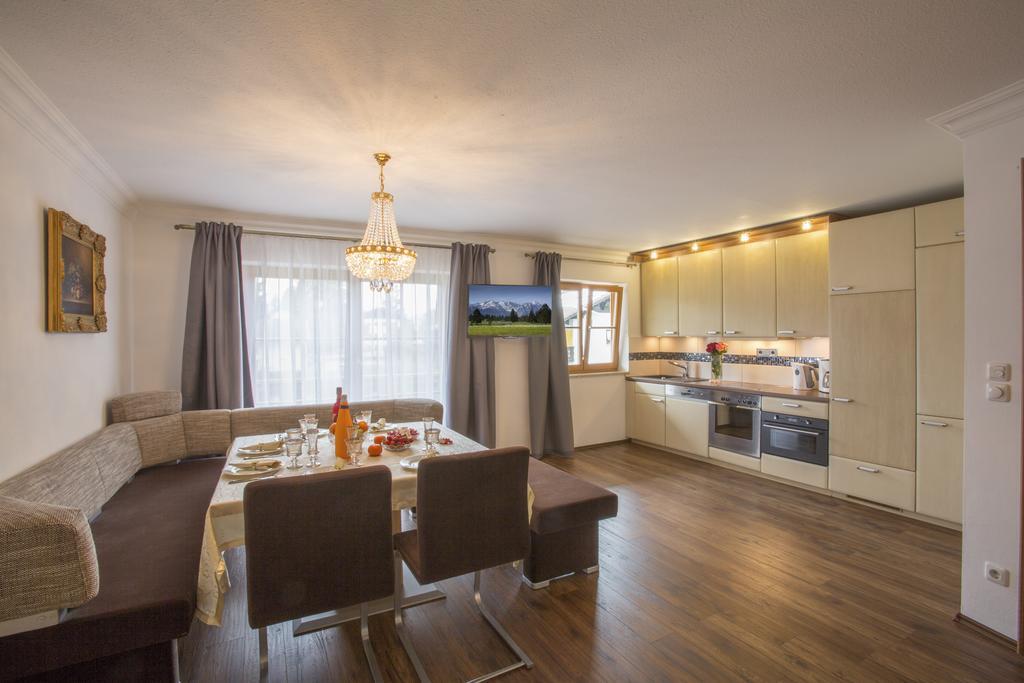 Golden Gapa Central Apartment 4 ガルミッシュ・パルテンキルヒェン 部屋 写真